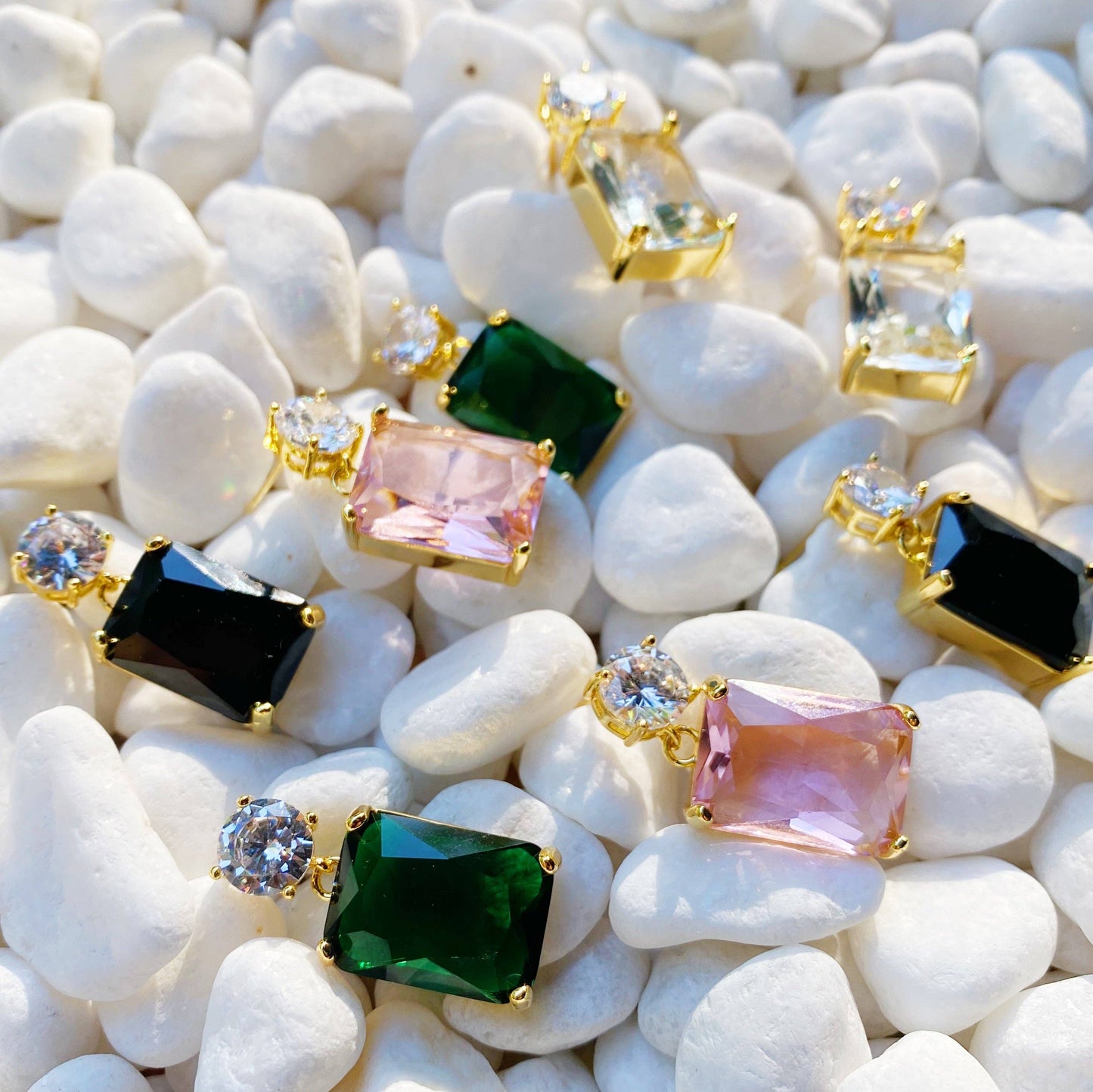 Banquet In Castle Jewel Earrings: Black